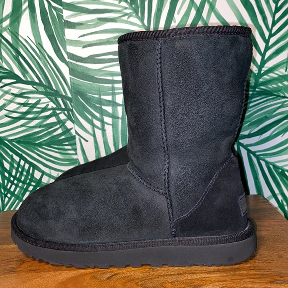 UGG 1016223 Classic Short II Black Sheepskin Boots Women’s 8 - Picture 4 of 12